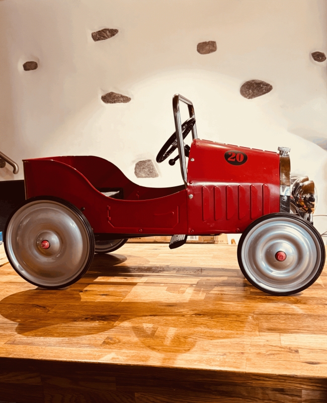 Voiture rouge à pédales pour enfants 