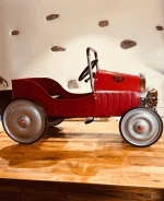 Voiture rouge à pédales pour enfants 